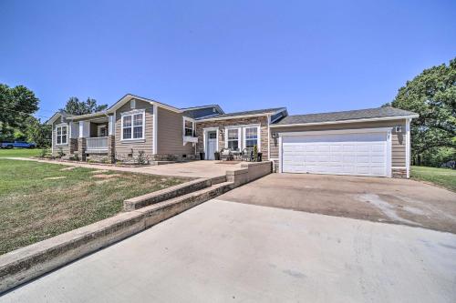 Stunning Oklahoma Home about 3 Mi to Spiro Mounds