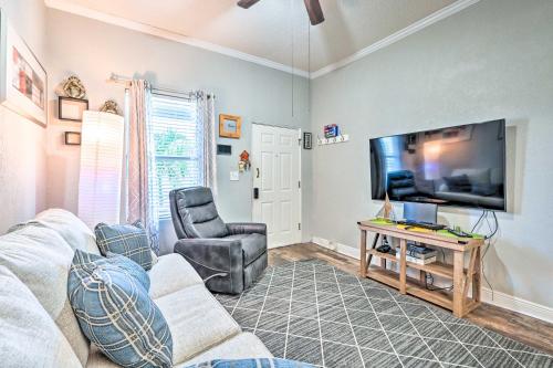 Updated Ybor City Duplex about half Mi to Seventh Ave! in Tampa, USA