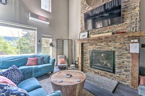 Stylish Tannersville Townhome with Fire Pit!