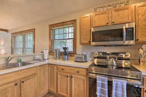 Cozy Tannersville Getaway Near Ski Resort! in Tannersville, USA