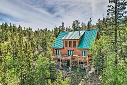 Jefferson Cabin with Fire Pit and Sauna Near Hiking! in Bordenville, USA