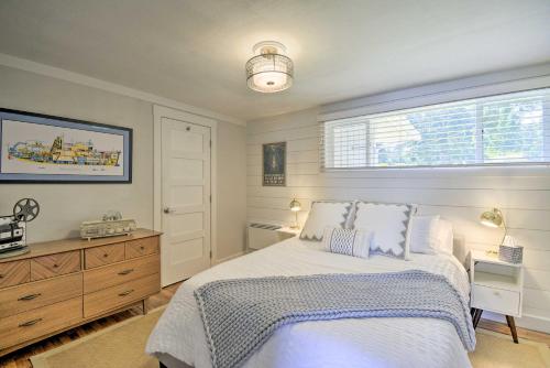 Chic Hansville Getaway Near Beach and Trail!