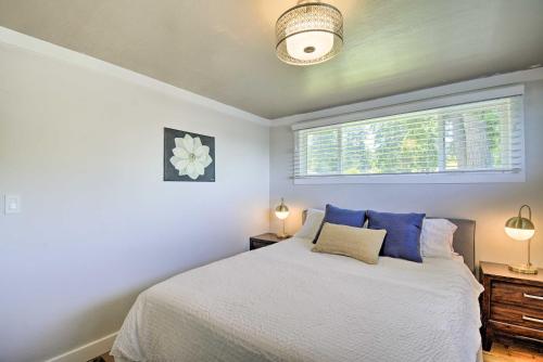 Chic Hansville Getaway Near Beach and Trail!