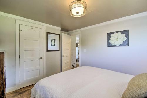 Chic Hansville Getaway Near Beach and Trail!