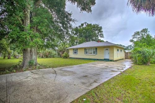 Convenient Pensacola Home with Deck and Fire Pit!