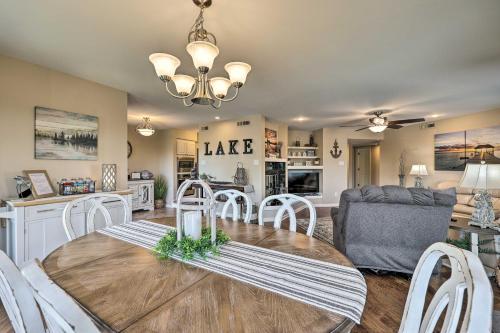 Beautiful Hot Springs Condo with Lake Hamilton Views in Hot Springs, USA