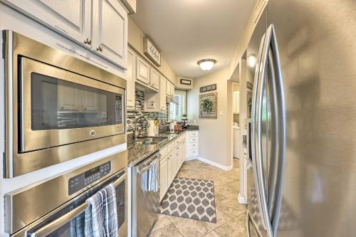 Beautiful Hot Springs Condo with Lake Hamilton Views in Hot Springs, USA