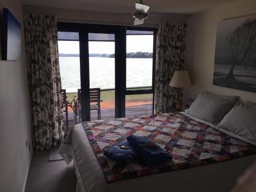 Absolute Waterfront Serenity Near Auckland in وايوكو