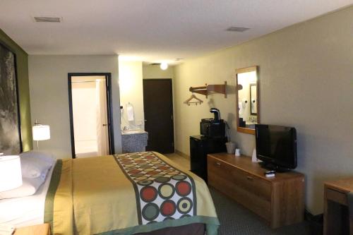 Super 8 by Wyndham Windsor/Madison North - image 5