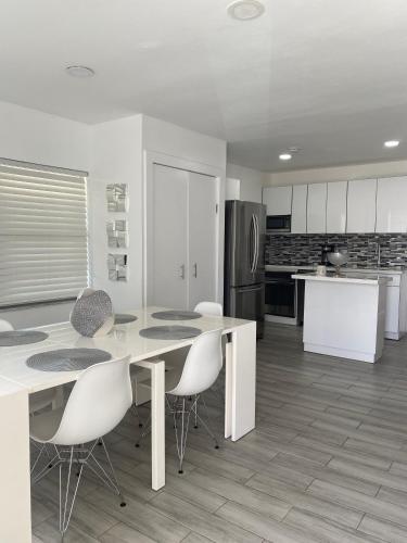 Modern Home, Excellent Location Miami