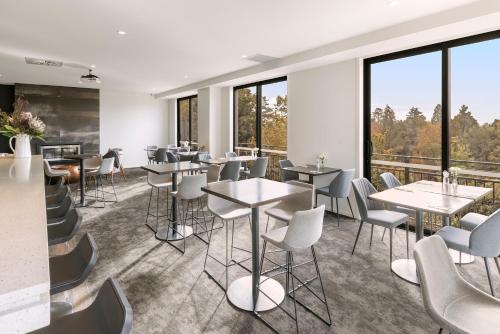 ห้องอาหาร, Hidden Lake Hotel & Apartments in เคมบริดจ์