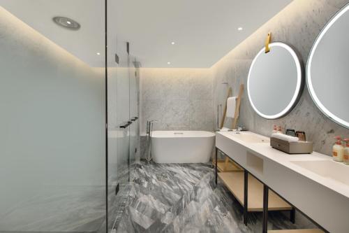 One-Bedroom Suite with River View - Lounge Access