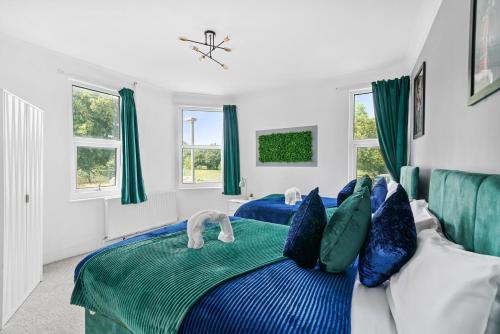 The Emerald Gem - Overlooking the Park in Windmill Hill
