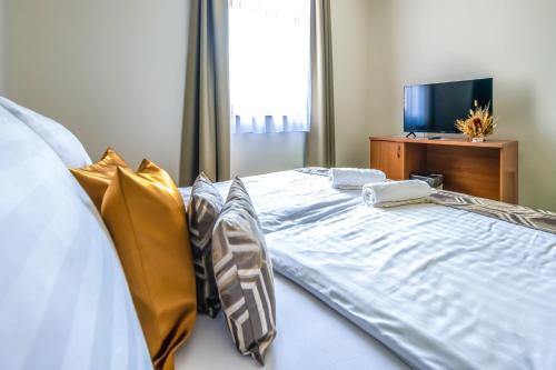 2 bedrooms, 4 beds