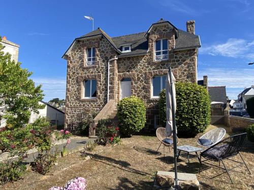 Maison de charme à 50m du port de Ploumanac'h - FR-1-368-357 – khách sạn tại Saint-Guirec