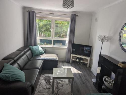 Central 1-Bed Apt Sleeps 4 5 mins to Station