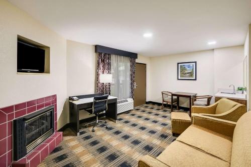 Quality Inn & Suites Mount Chalet - image 4