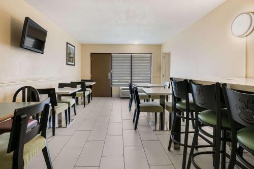 Quality Inn & Suites Mount Chalet - main image