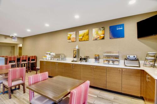 Comfort Inn Airport Roanoke - image 11