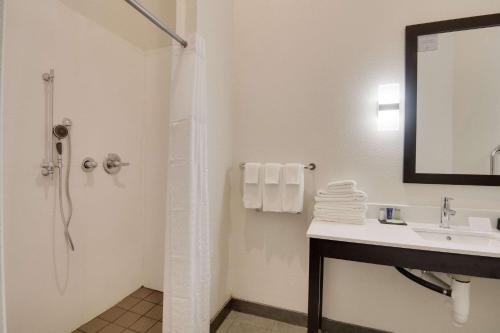 Ванная комната, Sleep Inn in Нортвест-Даллас
