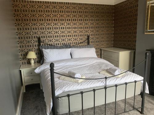House - Sleeps up to 8 people & free parking