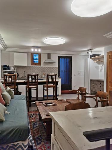 Loft in Beautiful 19th Century House, Мадрид