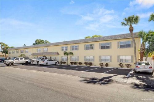 Waves 17 1 Bedroom Sleeps 4 Pool View Heated Pool BBQ WiFi - image 14