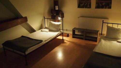 2 twin beds