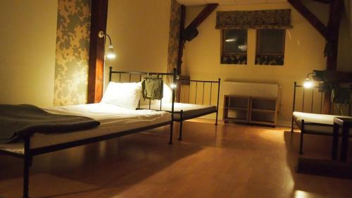 4 twin beds