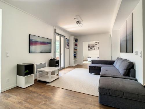 Superbe appartement entièrement rénové au pied des montagnes avec parking inclus
