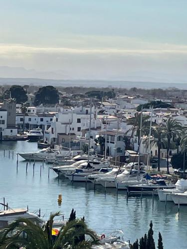 APPARTEMENT MAGNIFIQUE VUE SUR LE CANAL Et LA MER D'EMPURIABRAVA