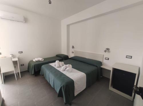 Ninfea Tropea City Rooms - Tap to explore photos