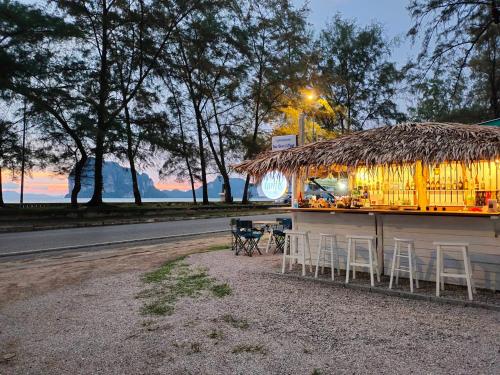 Pub/salong, Blue Shore Cottage in Pak Meng Beach