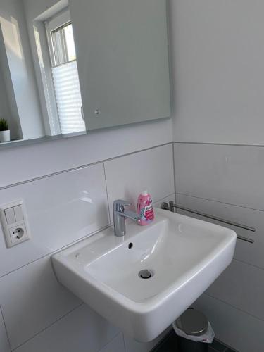 Messezimmer nahe der Düsseldorfer Messe mit eigenem Eingang und gratis Minibar, Düsseldorf (Foto 4)
