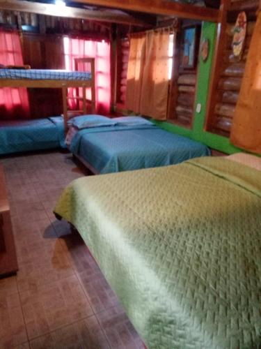 1 king bed, 1 double bed, 2 twin beds