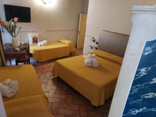 1 king bed, 2 twin beds
