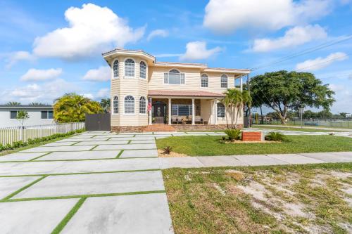 UPSCALE MANSION IN THE HEART OF MIAMI WITH POOL