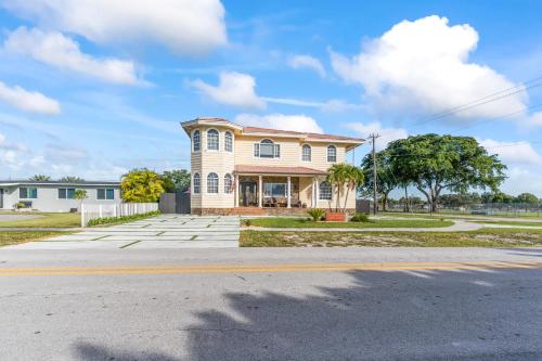 UPSCALE MANSION IN THE HEART OF MIAMI WITH POOL