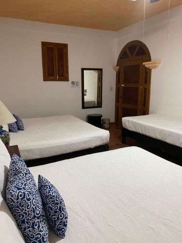 2 queen beds, 1 twin bed