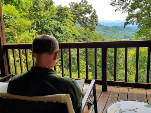 Treetops Cabin easy to Asheville with fast wifi and great view Treetops Cabin easy to Asheville with fast wifi and great view