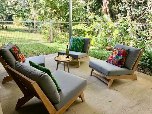 Instalaciones, Honeybee House Cottage in the Rainforest in Speewah