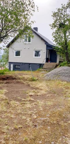 Bejárat, Hus på bakken (Hus pa bakken) in Hamn