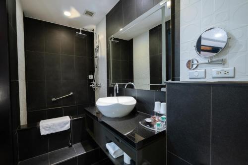 Standard Double Room - No Window image 1