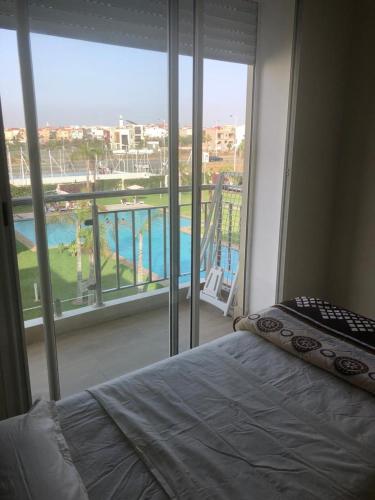 Bel appartement pied sur mer vue imprenable sur piscine et jardins in Sidi Rahal