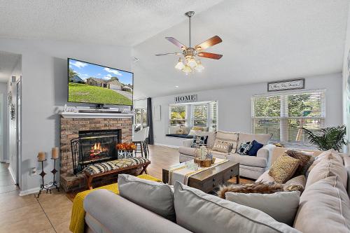 Relaxing two bedroom home with lake view
