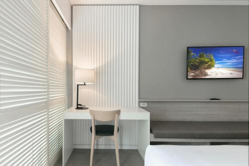 Studio with Spa Bath image 6