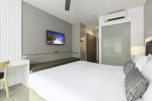 Studio with Spa Bath image 7