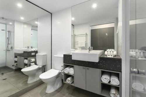 Studio with Spa Bath image 5