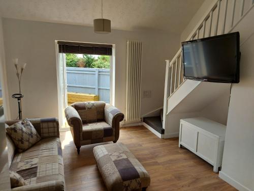 1 Bedroom House with Garden and off road private parking 1