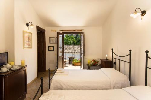 2 twin beds